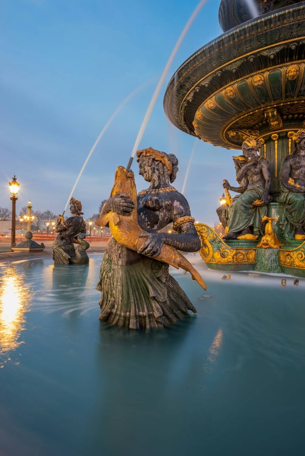 Comment installer une fontaine murale dans un petit jardin pour attirer les oiseaux sans perturber les voisins ?