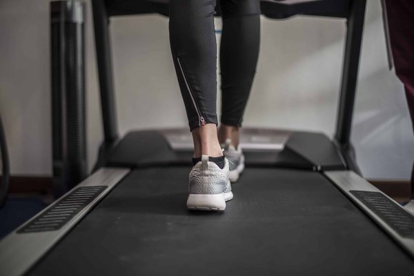 Quelles astuces pour choisir et placer un tapis dans une salle de séjour?